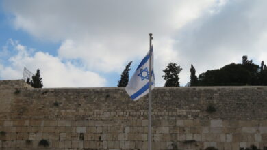 דגל ישראל בכותל המערבי. תפילה לפרנסה טובה בשפע, ברכה ליום העצמאות, israel independence day israel, yom ha atzmaut