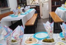 תנור,עוף,סעודות מצווה,סעודה,שולחן ערוך,מפיות,צלחות,סעודת עניים