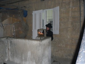 הדלקת נרות חנוכה,חנוכיה,בחור ישיבה