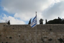 דגל ישראל בכותל המערבי. תפילה לפרנסה טובה בשפע, יום העצמאות,חג העצמאות