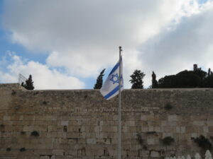 דגל ישראל בכותל המערבי. תפילה לפרנסה טובה בשפע