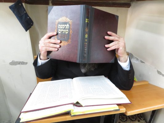 חיים כולכם היום, דביקות, חילול ה