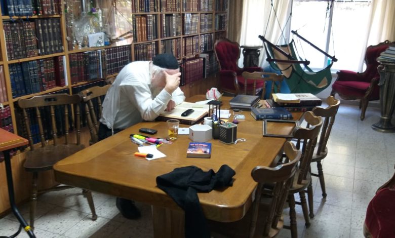 ראש מוסדות ברסלב לומד בבית בימי הקורונה