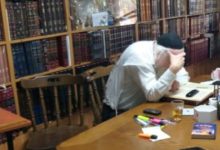 ליקוטי תפילות צ | תפילה לדון לכף זכות | מאת רבי נתן מברסלב 8 ראש מוסדות ברסלב לומד בבית בימי הקורונה